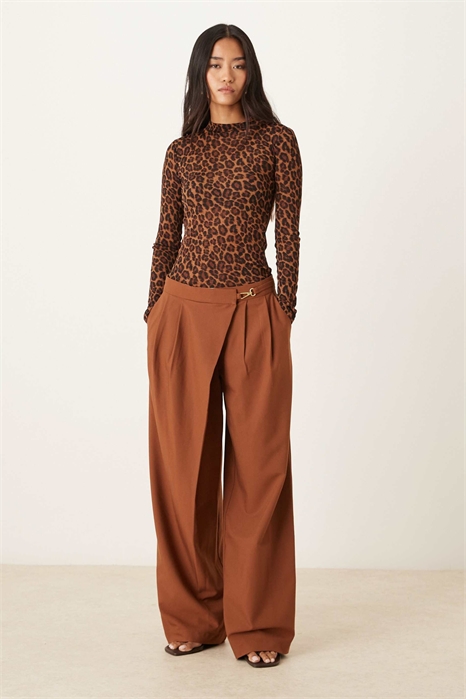 Брюки-кюлоты асимметричного кроя с широкими брючинами и пряжкой артикул 149965915