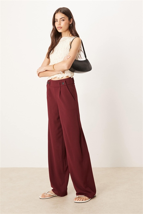 Брюки «папа» с широкими брючинами и декоративной пуговицей артикул 143696547