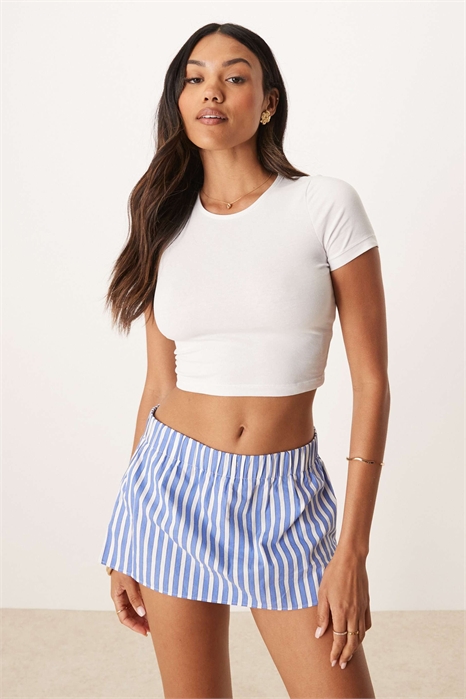 Облегающая укороченная футболка с завышенной линией груди артикул 103420239