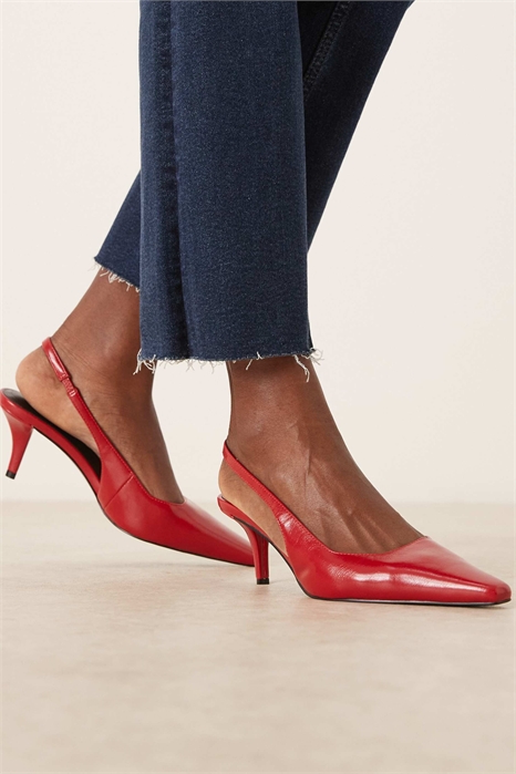 Туфли на среднем каблуке с загнутым носком и ремешком на пятке артикул 152154699