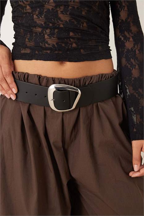 Широкий ремень с низкой посадкой и абстрактной квадратной серебряной пряжкой артикул 152378851