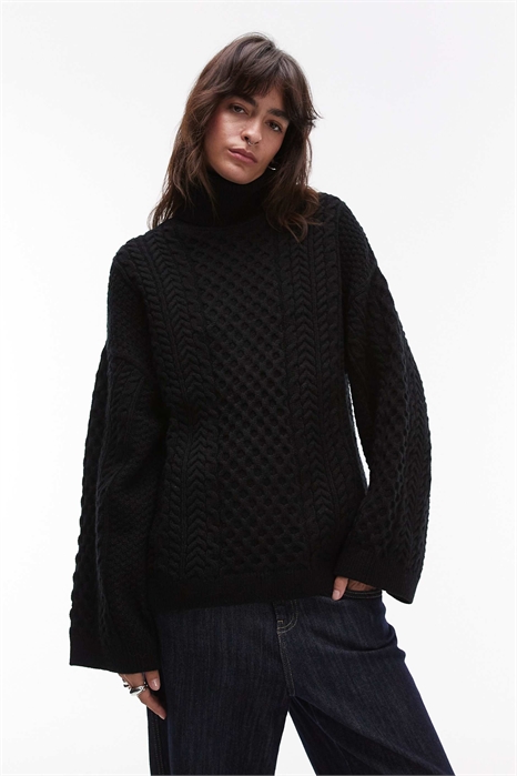 Свитер с косой вязкой и декоративным узором, с высоким воротником, черного цвета артикул 139989422