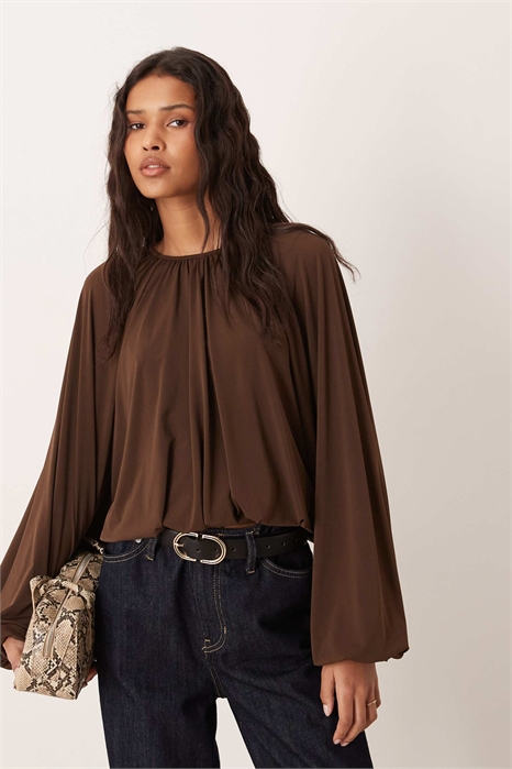 Блузка с длинными рукавами и драпировкой, коричневого цвета артикул 154169367
