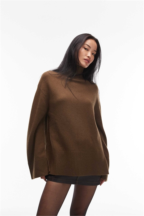 Свитер с высоким воротником из мягкого трикотажа артикул 151746436