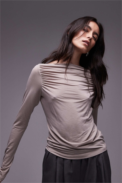 Топ с воланами, лодочным вырезом и длинными рукавами бежевого цвета артикул 140624923