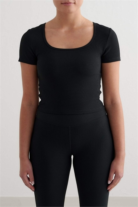 Черная ребристая спортивная футболка с короткими рукавами артикул 152646448