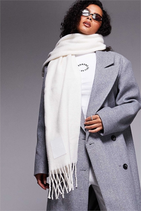 Пушистый шарф от Weekend Collective артикул 148518064