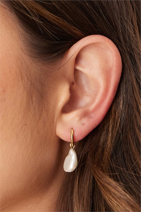 Небольшие серьги-кольца с подвеской в виде жемчужины артикул 146738318