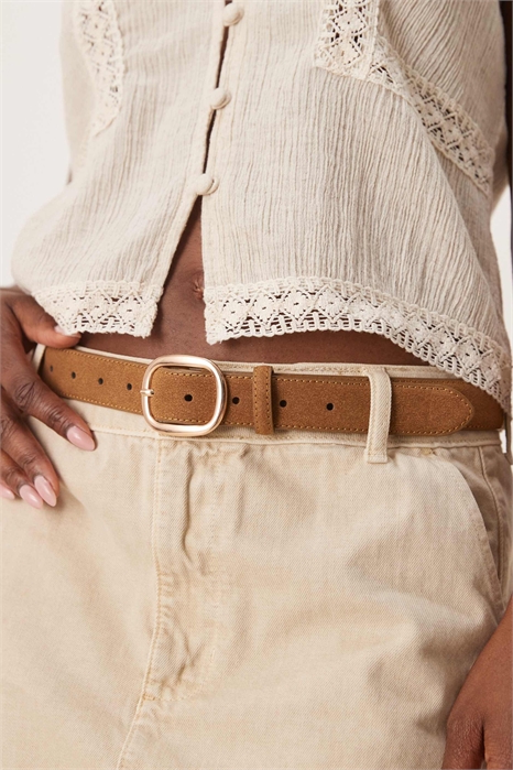 Пояс для джинсов из искусственной замши с квадратной пряжкой, бежевого цвета, на талии и бедрах артикул 142085937