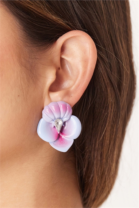 Сережки-гвоздики с цветочным узором и центральным элементом из искусственного кристалла в фиолетовых тонах артикул 149003393