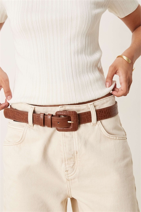 Пояс с квадратной пряжкой и классическим крокодиловым узором артикул 147829402