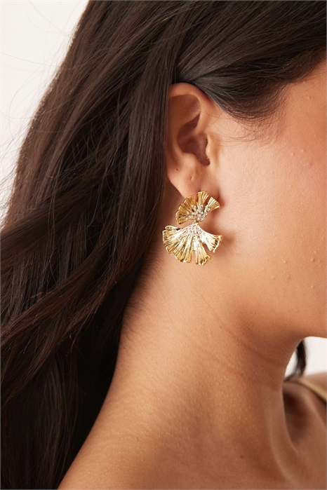 Серьги-капли с кристаллами и текстурным рисунком в виде листьев артикул 139763724