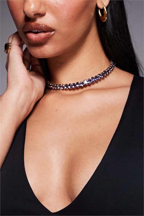 Колье-чокер с декором из искусственных фиолетовых блестящих кристаллов артикул 151745703