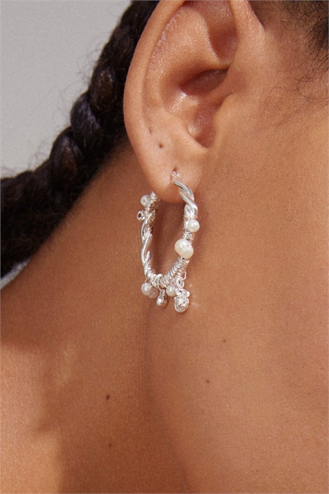 Серьги-кольца с жемчугом и кристаллами артикул 150242433