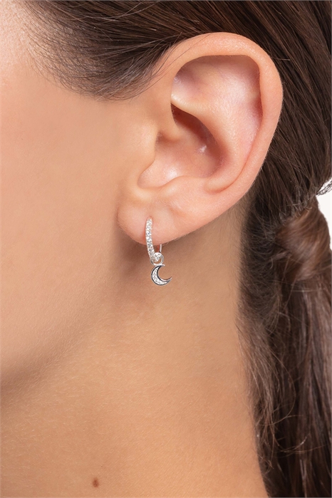 Серьга-кольцо с белыми камнями артикул 153897548