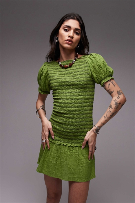 Мини-платье с рюшами и контрастной строчкой артикул 139338112