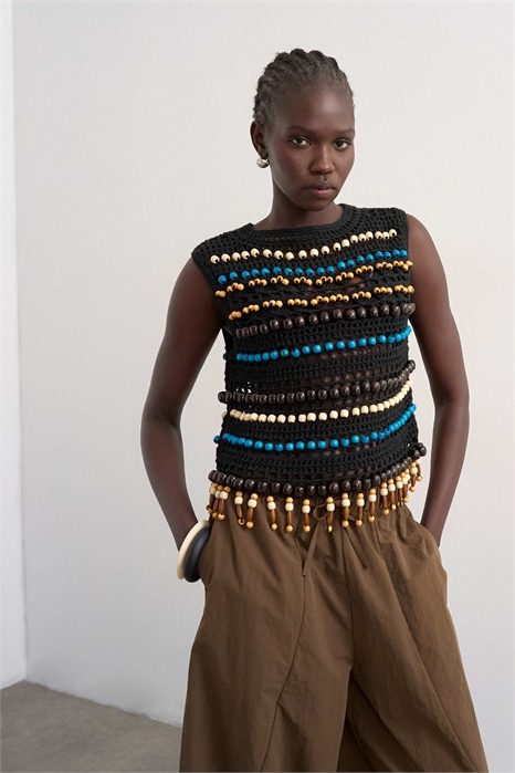 Топ-безрукавка, связанный крючком с бисером артикул 154083614