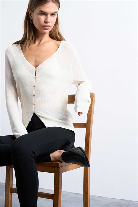 Вязаный кардиган с мелкой резинкой цвета слоновой кости артикул 147325861