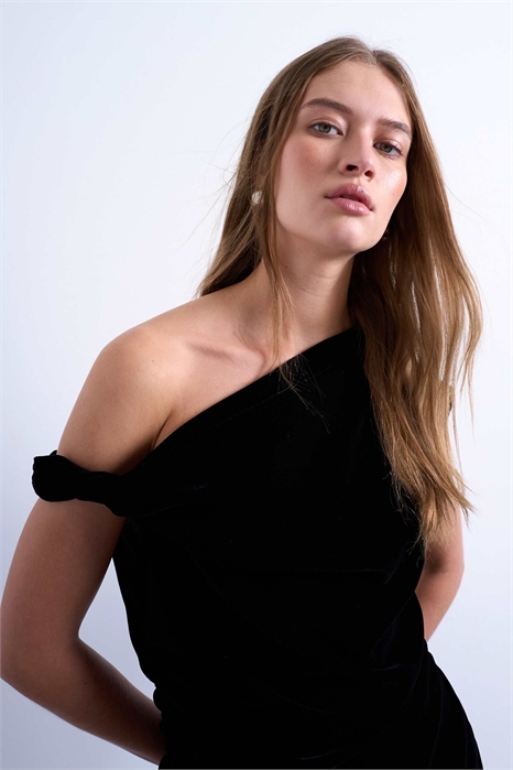 Топ из бархата с закрученными плечами артикул 143376115