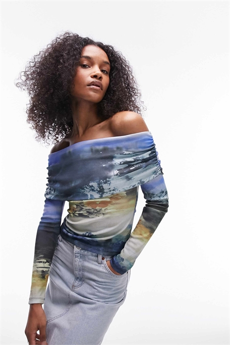 Блузка с длинным рукавом и открытыми плечами с абстрактным цветочным принтом артикул 133935424