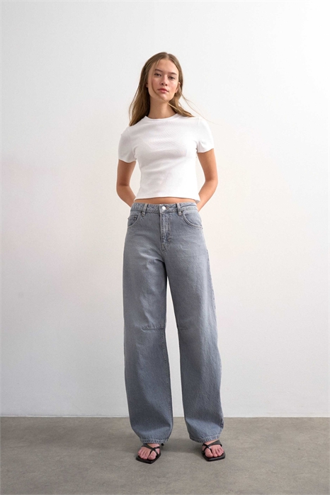 Джинсы с высокой талией и круговым рисунком артикул 152119617