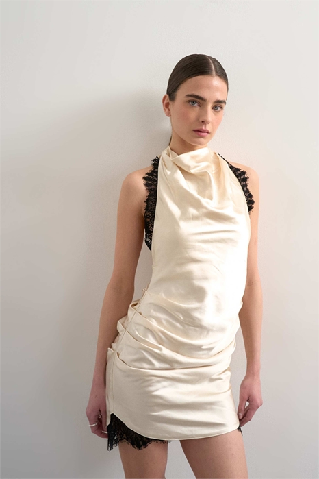 Мини-платье из атласа с завязками на шее и капюшоном, отделанное контрастным черным кружевом артикул 149633905