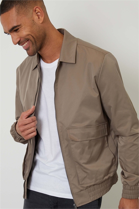 Легкая куртка на молнии с накладными карманами, защищающая от дождя артикул 156413840