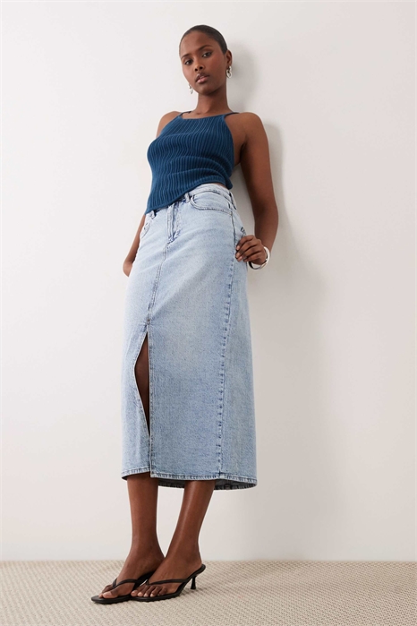 Джинсовая юбка средней длины с высокой талией и разрезом спереди артикул 154746614