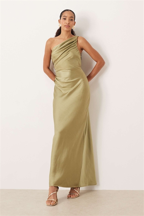 Макси-платье «Подружки невесты» от Juliet из атласа с сборками и одним плечом артикул 151521206