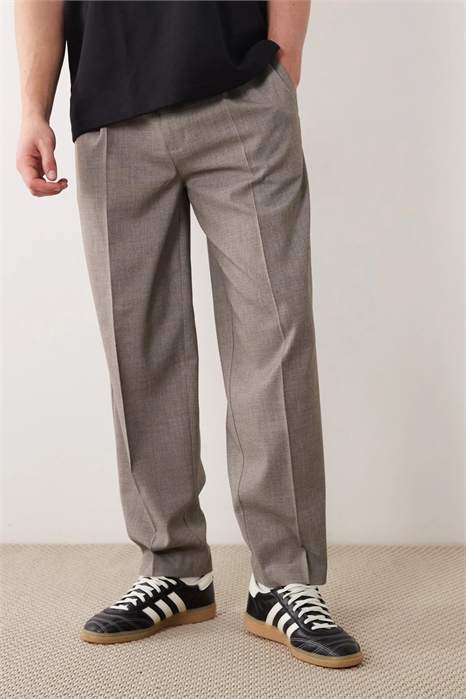 Стильные брюки свободного кроя с зауженными штанинами и складками артикул 152834731