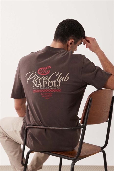 Футболка с круглым вырезом и принтом в виде пиццы на спине артикул 155393845