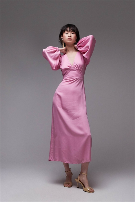 Платье средней длины с боковыми разрезами и объемными рукавами артикул 144762450