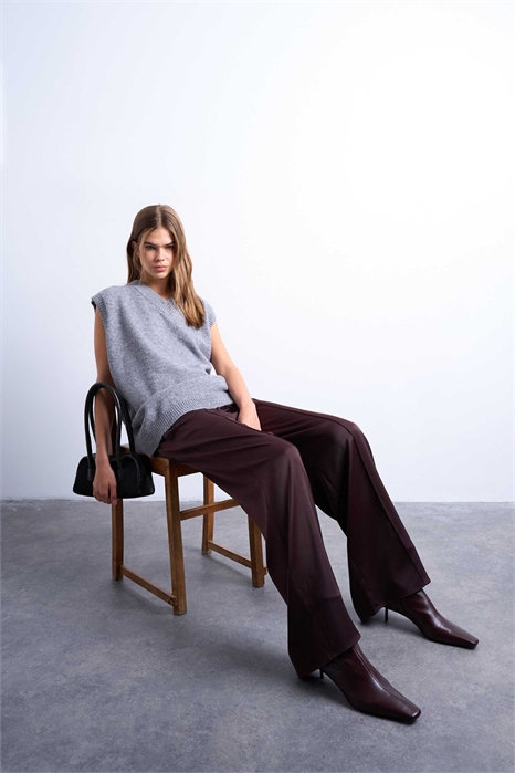 Брюки с широкими брючинами и атласным поясом, украшенные декоративными складками артикул 143825923