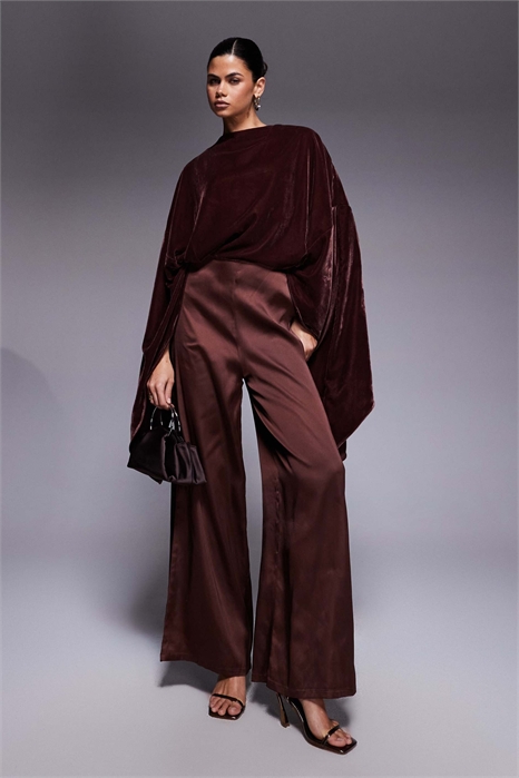 Комбинезон с бархатным лифом и широкими штанинами из атласа артикул 150600152