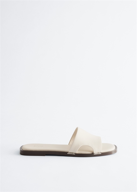 Кожаные сандалии с металлическими деталями артикул 1325578001