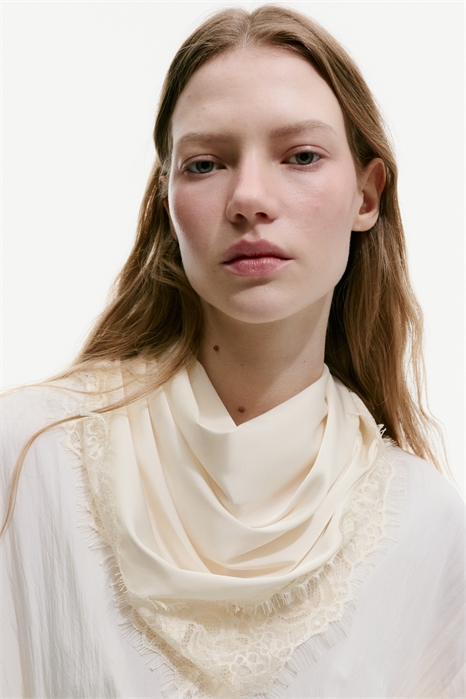 Шарф-треугольник с кружевной отделкой артикул 1333754003