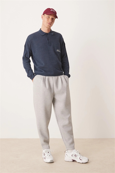 Джоггеры свободного кроя с зауженными штанинами и складками артикул 147329091