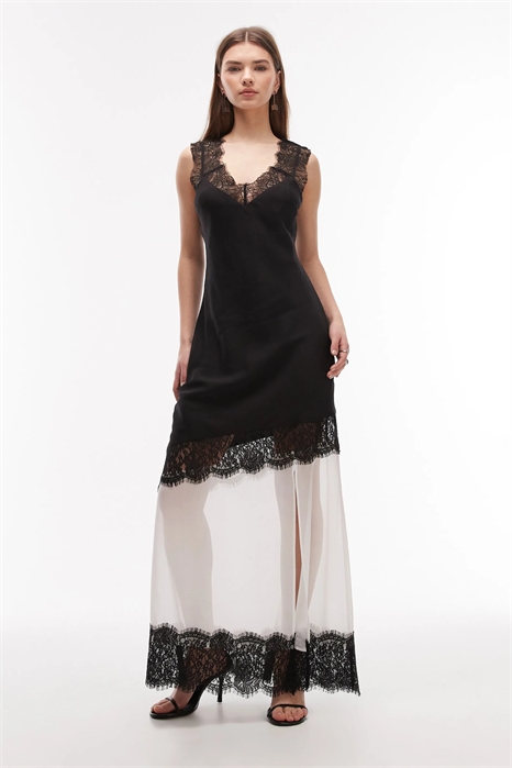 Макси-платье в черно-белую клетку с кружевными рукавами и асимметричным швом артикул 153362705