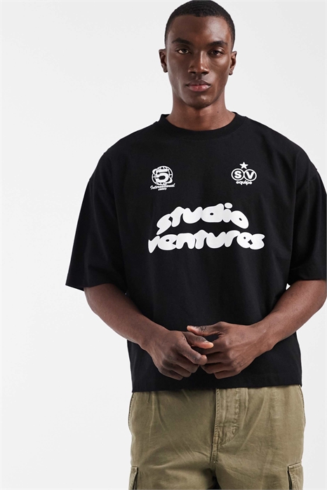 Объёмная футболка свободного кроя с изображением футбольного мяча артикул 156269446