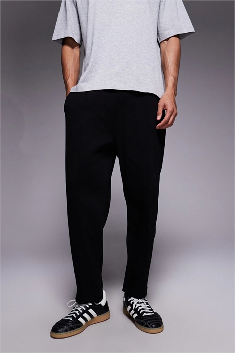 Джоггеры из плотной ткани с прямыми брючинами, фиксированным подолом и заутюженными складками артикул 149111416