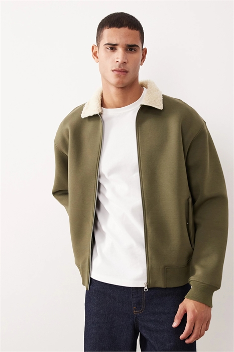 Бомбер свободного кроя из плотной ткани артикул 149591103