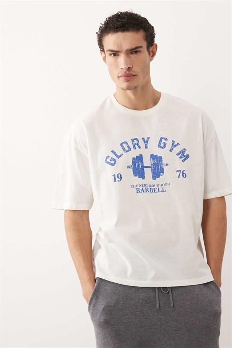 Объёмная футболка свободного кроя с принтом в стиле спортзала артикул 155972924