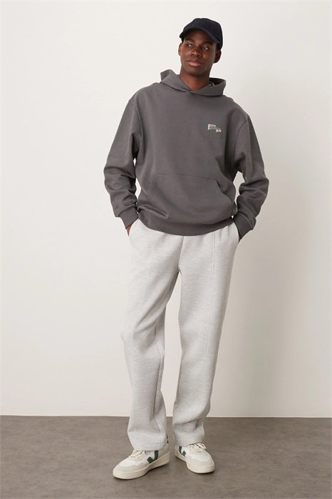 Джоггер свободного кроя из плотной ткани артикул 144073603