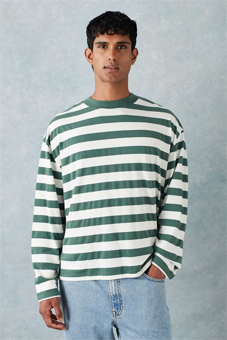 Объемная футболка свободного кроя с длинными рукавами артикул 146143950