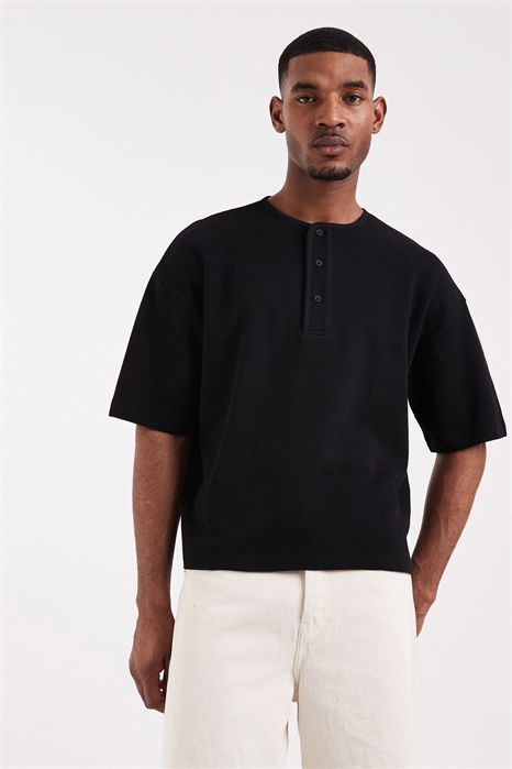 Объемная футболка прямого кроя с воротником-хенли артикул 156269632