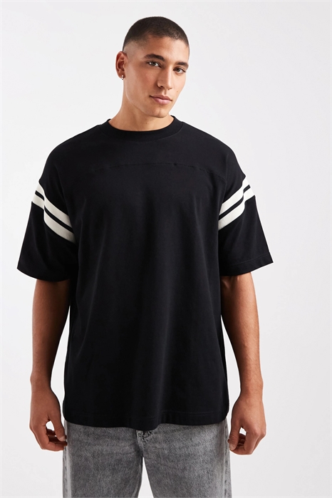Объёмная футболка свободного кроя с контрастной вставкой артикул 149141401