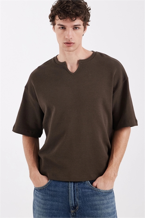 Объёмная футболка прямого кроя с вырезом артикул 156159915