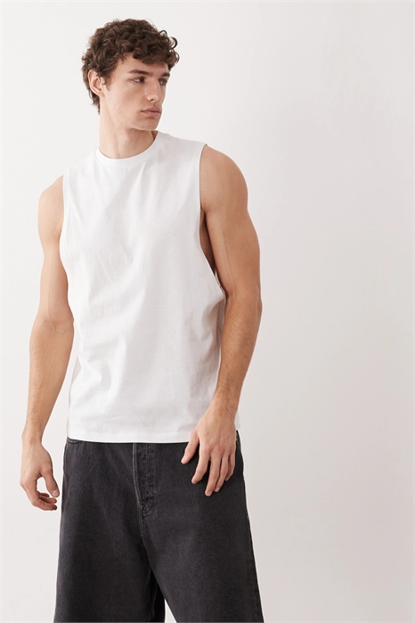 Майка прямого кроя с заниженными проймами артикул 156177338