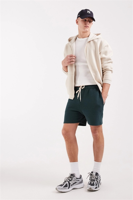 Короткие шорты с крупным пузырьковым узором «елочка» артикул 156270306