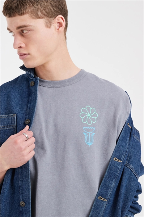 Объемная футболка свободного кроя с цветочным принтом артикул 156130238